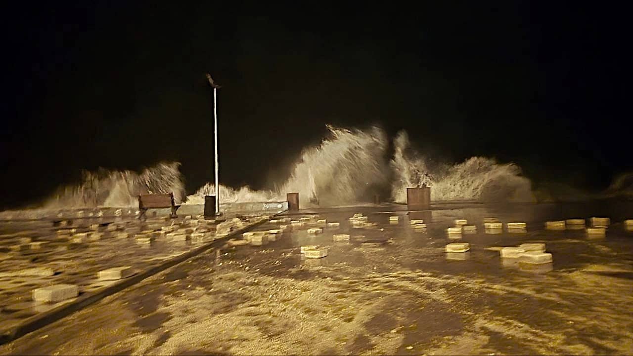 Mudanya sahillerinde dev dalgalar taşları yerinden söktü