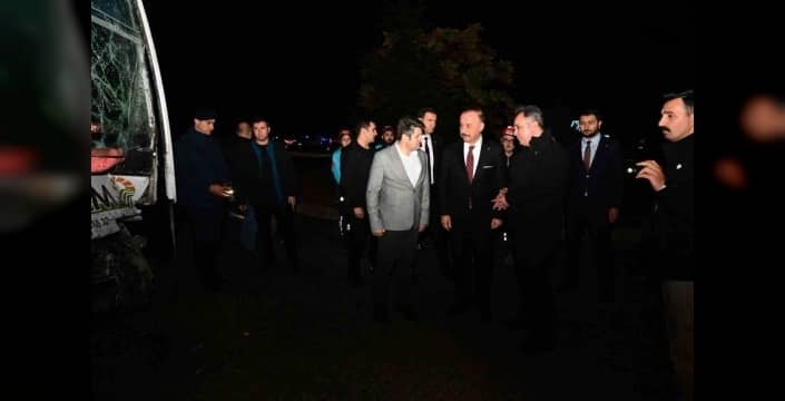 Isparta'da işçi midibüsü tıra çarptı: 17 yaralı