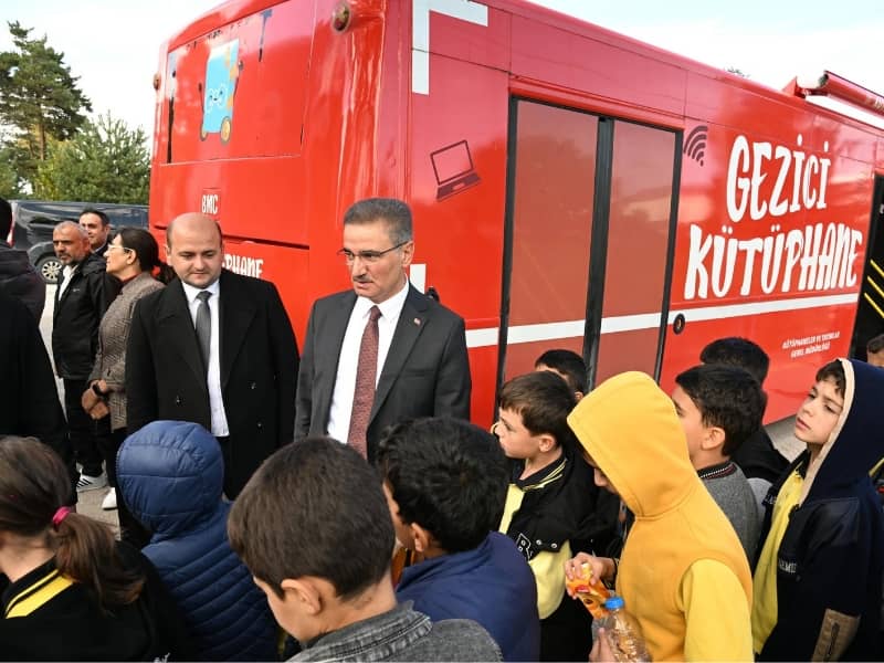 Vali Baruş, Gezici Kütüphaneyi Ziyaret Etti