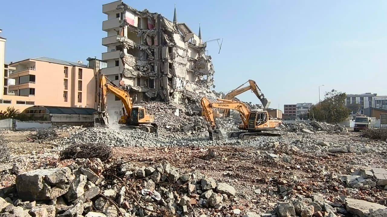 Iğdır'da Alagöz Holding'e ait arazide yıkım ve temizlik başladı