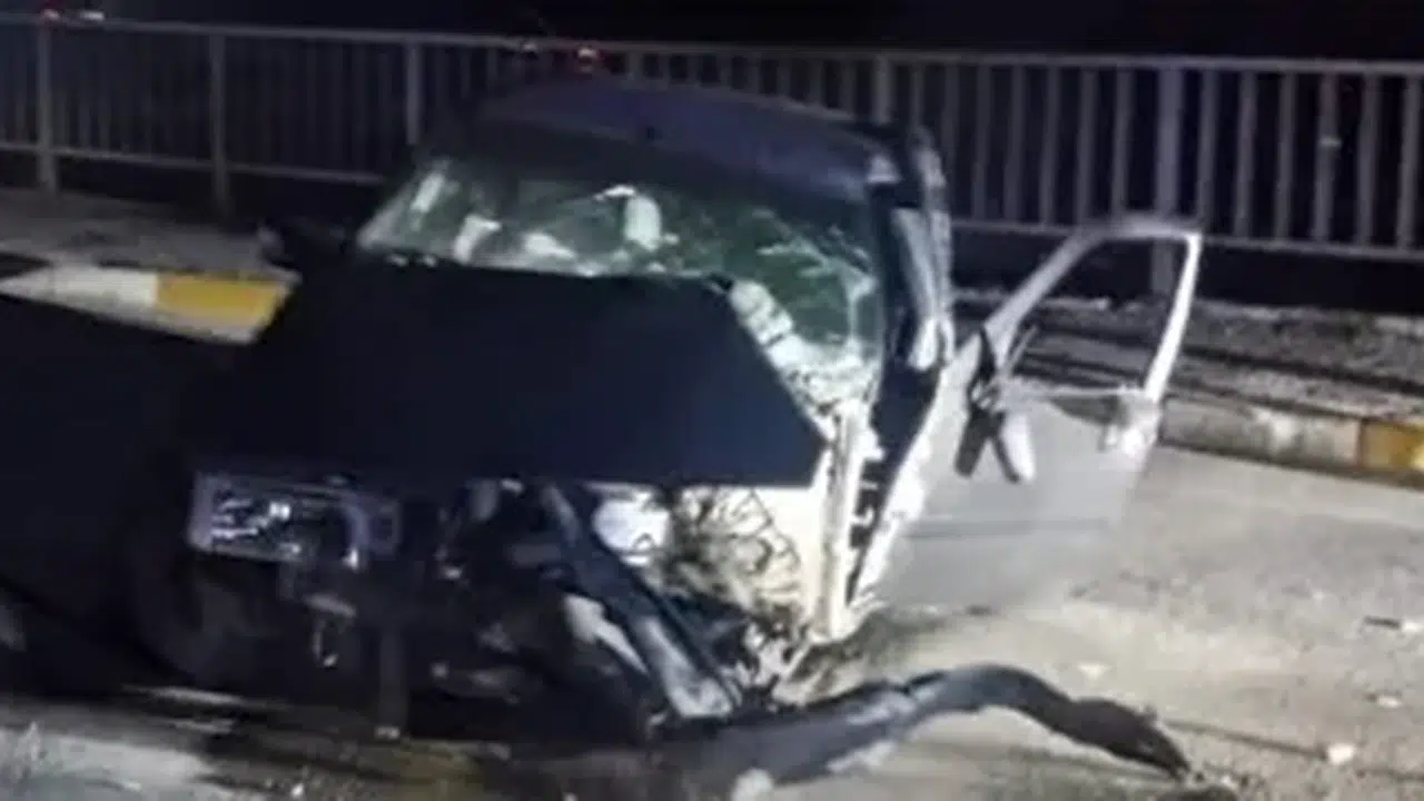 Sivas'ta otomobil aydınlatma direğine çarptı: 1 yaralı