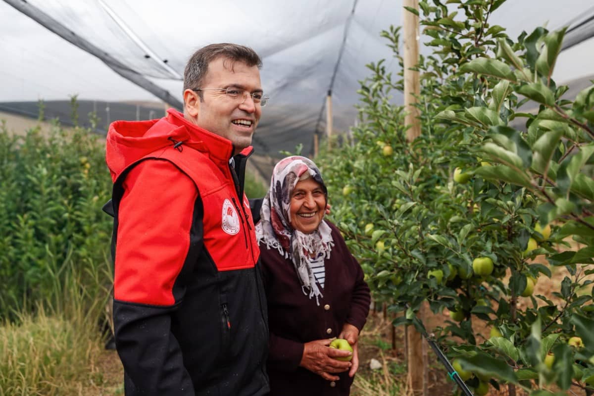 Valimiz Sayın Nedim AKMEŞE, Çamardı İlçesinde Hastane İnşaatını İnceledi ve Elma Hasadına Katıldı