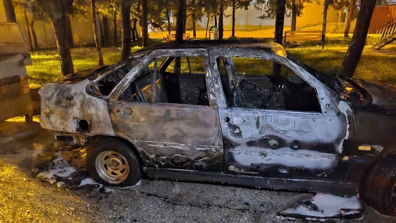 Antakya'da park halindeki otomobil alev topuna döndü