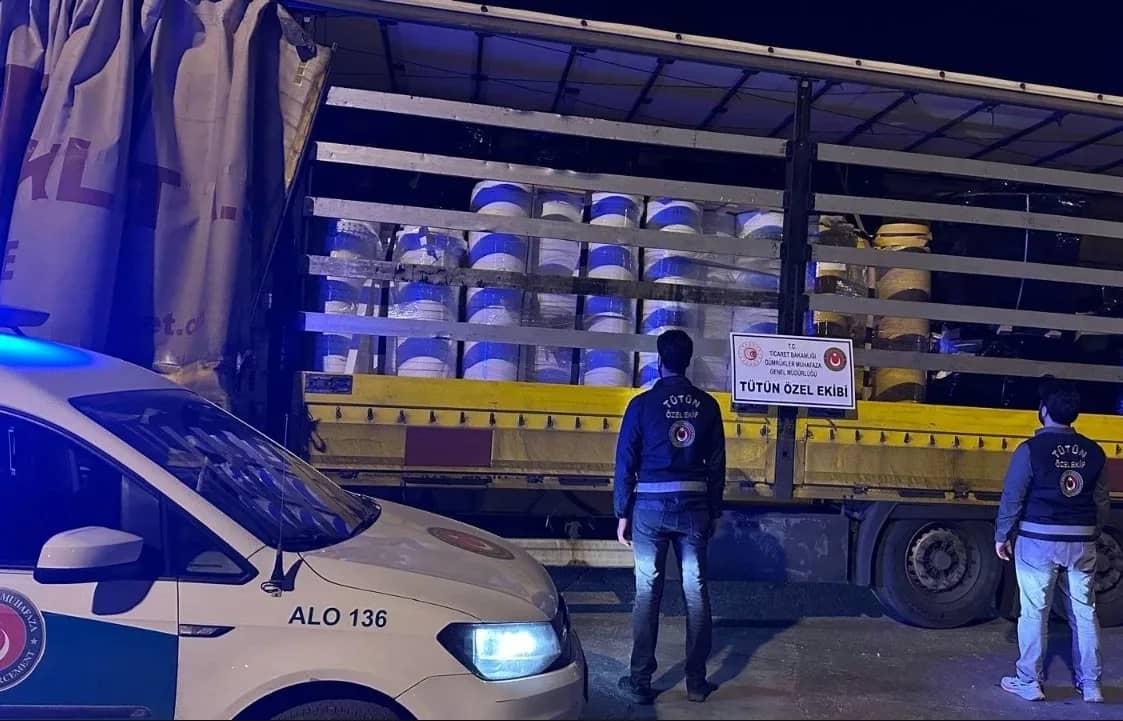 İzmir'de kaçak tütün fabrikasına operasyon
